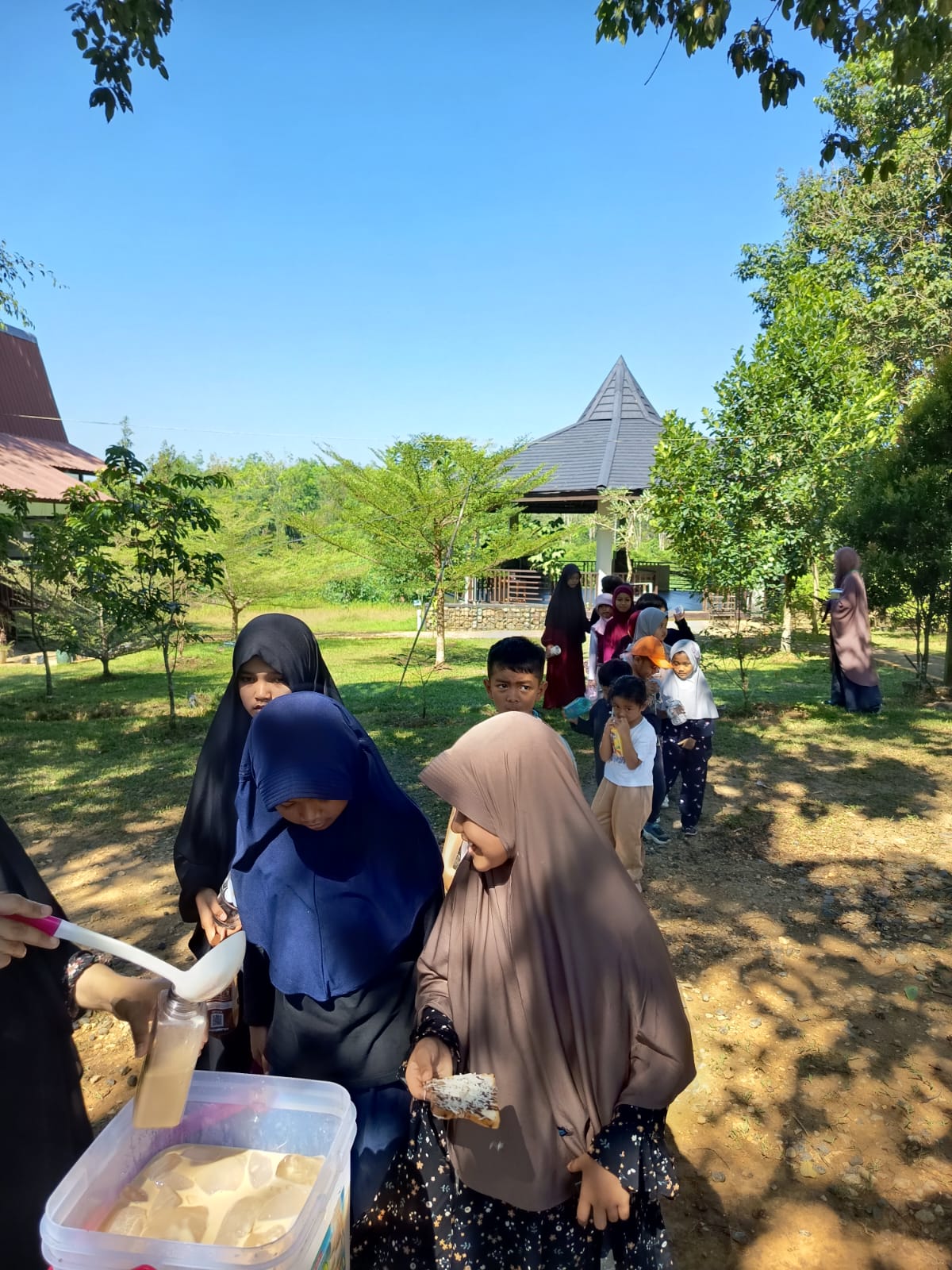 Budaya Antre di Sekolah Alam Tanjung Tabalong (SATT): Belajar Disiplin Sambil Menikmati Susu Kambing Etawa